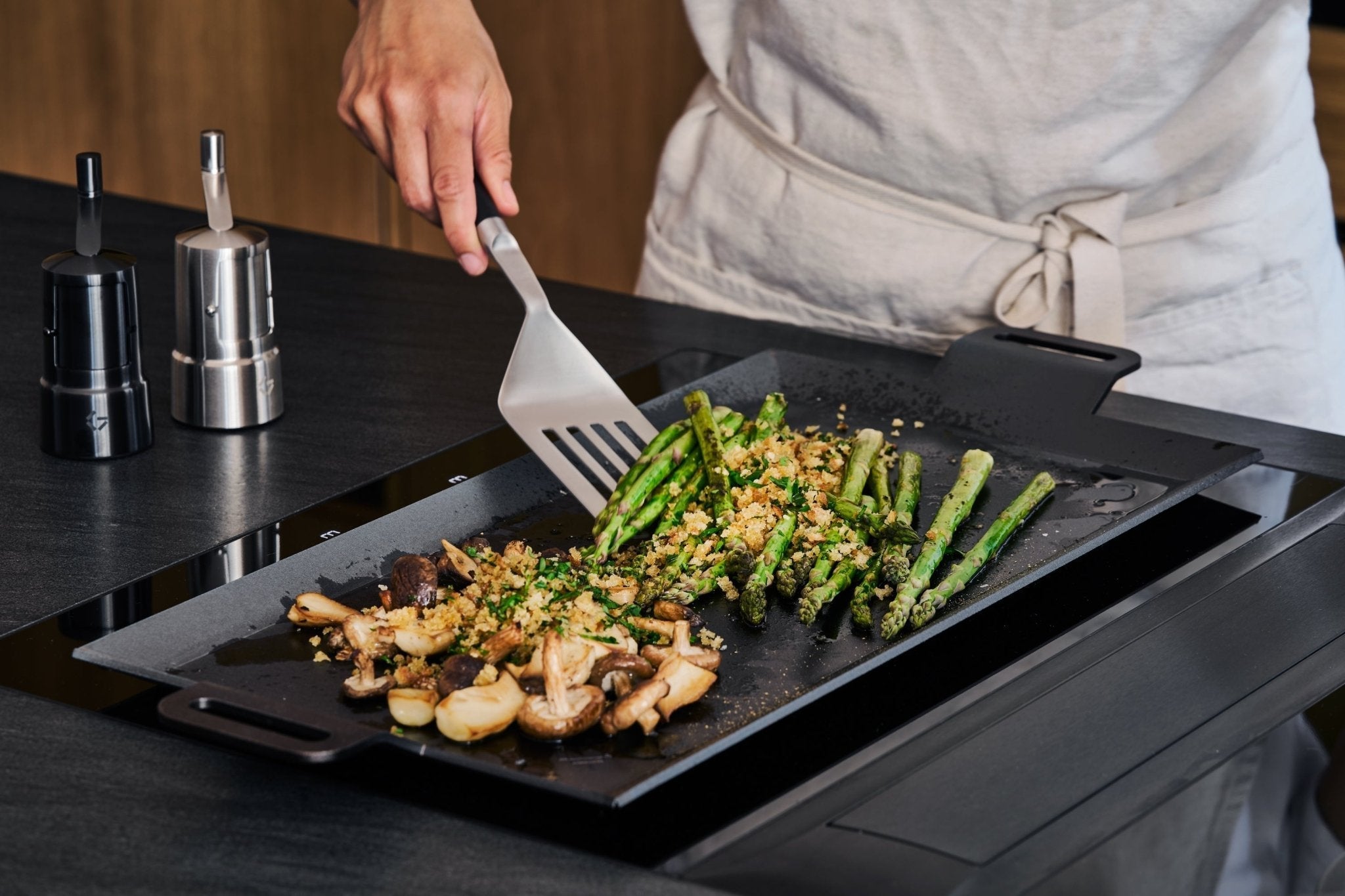 Grønne asparges og svampe med sprøde urtekrummer - Gastrotools.dk